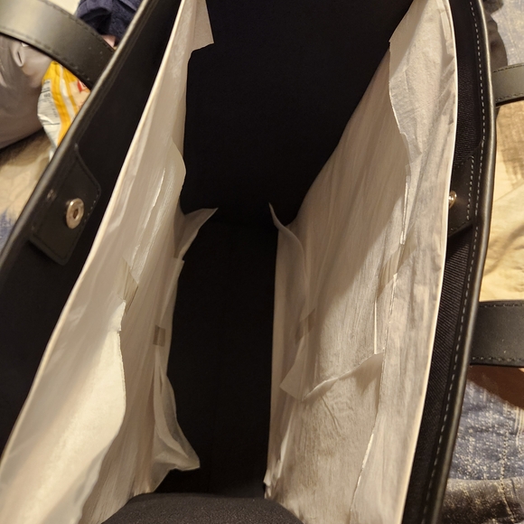 Classic Burberry Tote Bag in Beige and Black - Picture 7 of 9